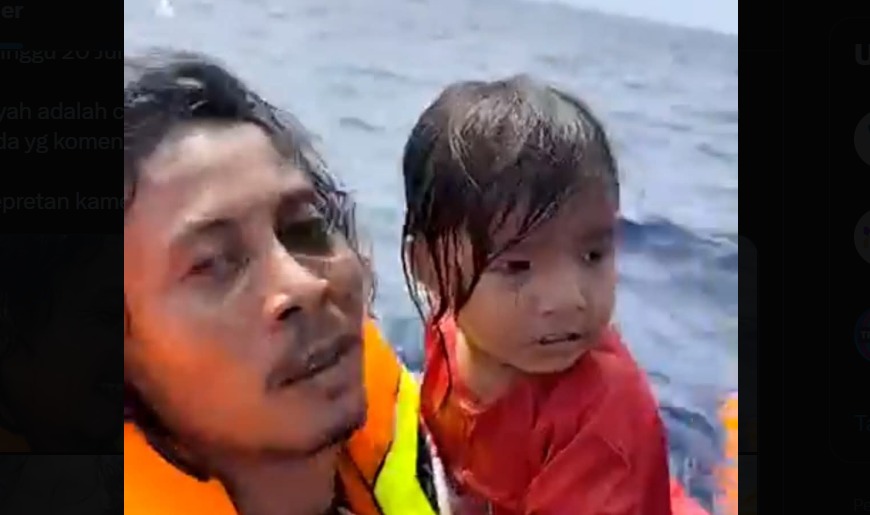 Detik-Detik Penumpang KM Barcelona Gendong Balita Sambil Live Facebook di Laut